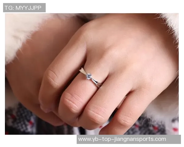 福登女友晒出钻戒引发结婚猜想两人已育有三子女幸福生活曝光