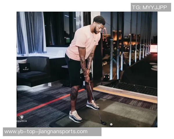 詹姆斯在家高尔夫模拟器练球分享精进球技的日常时光